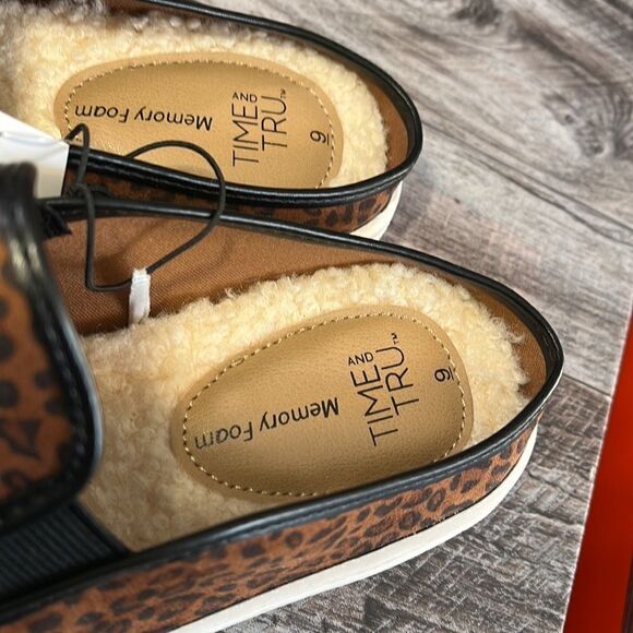 Women's Leopard Slip On Shoes - Picture 4 of 4